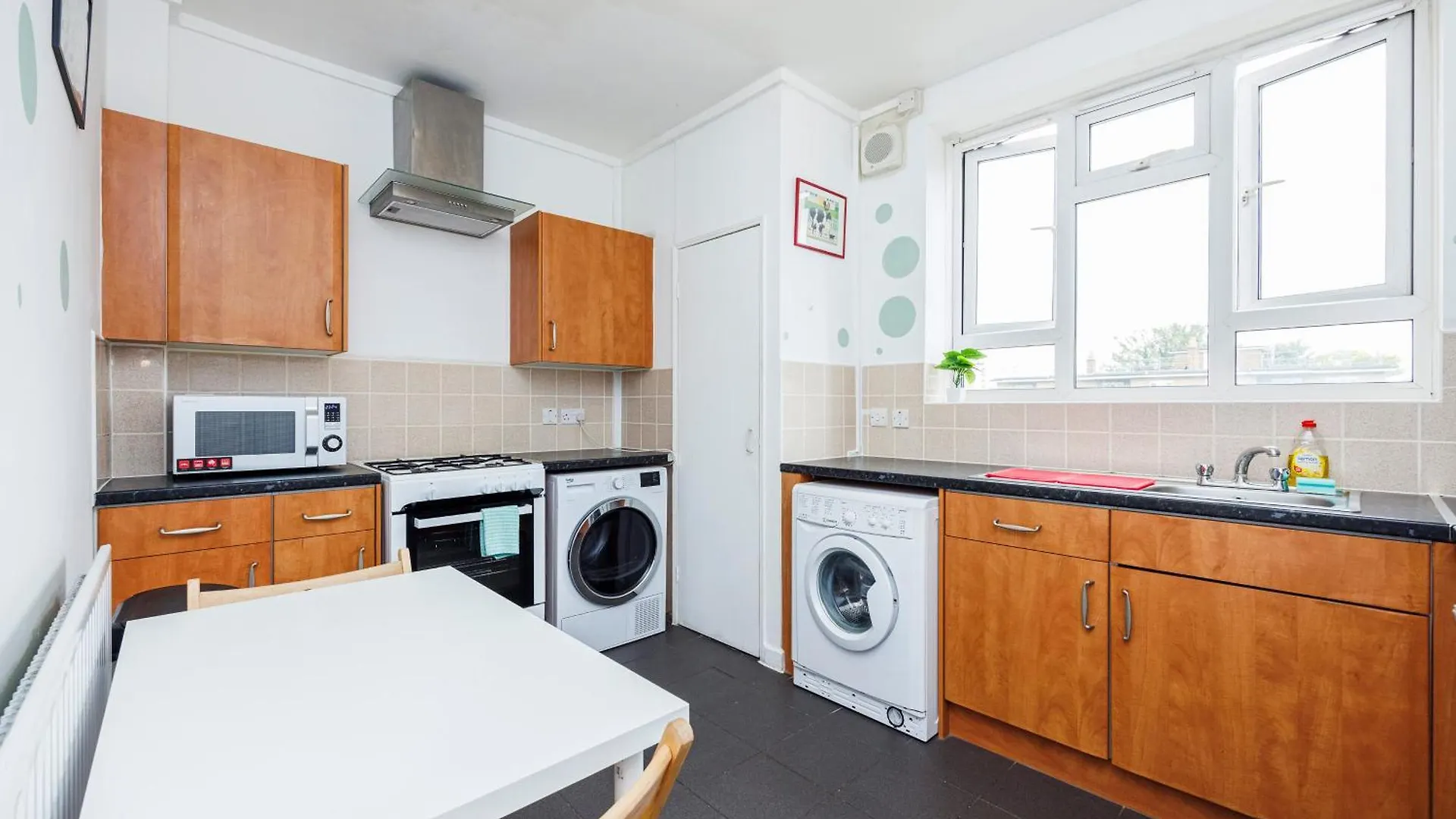 Spacious 2-Bedroom Apartment With Terrace, Garden Views & Free Wifi Near Olympic Stadium Λονδίνο