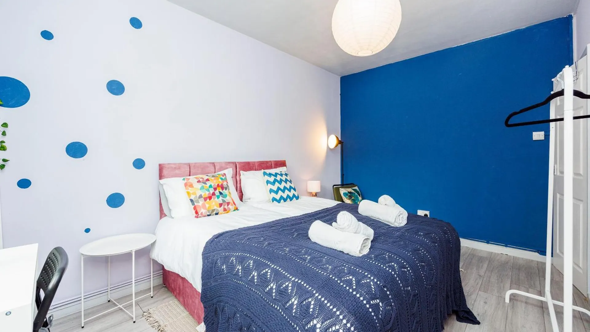 Spacious 2-Bedroom Apartment With Terrace, Garden Views & Free Wifi Near Olympic Stadium Λονδίνο