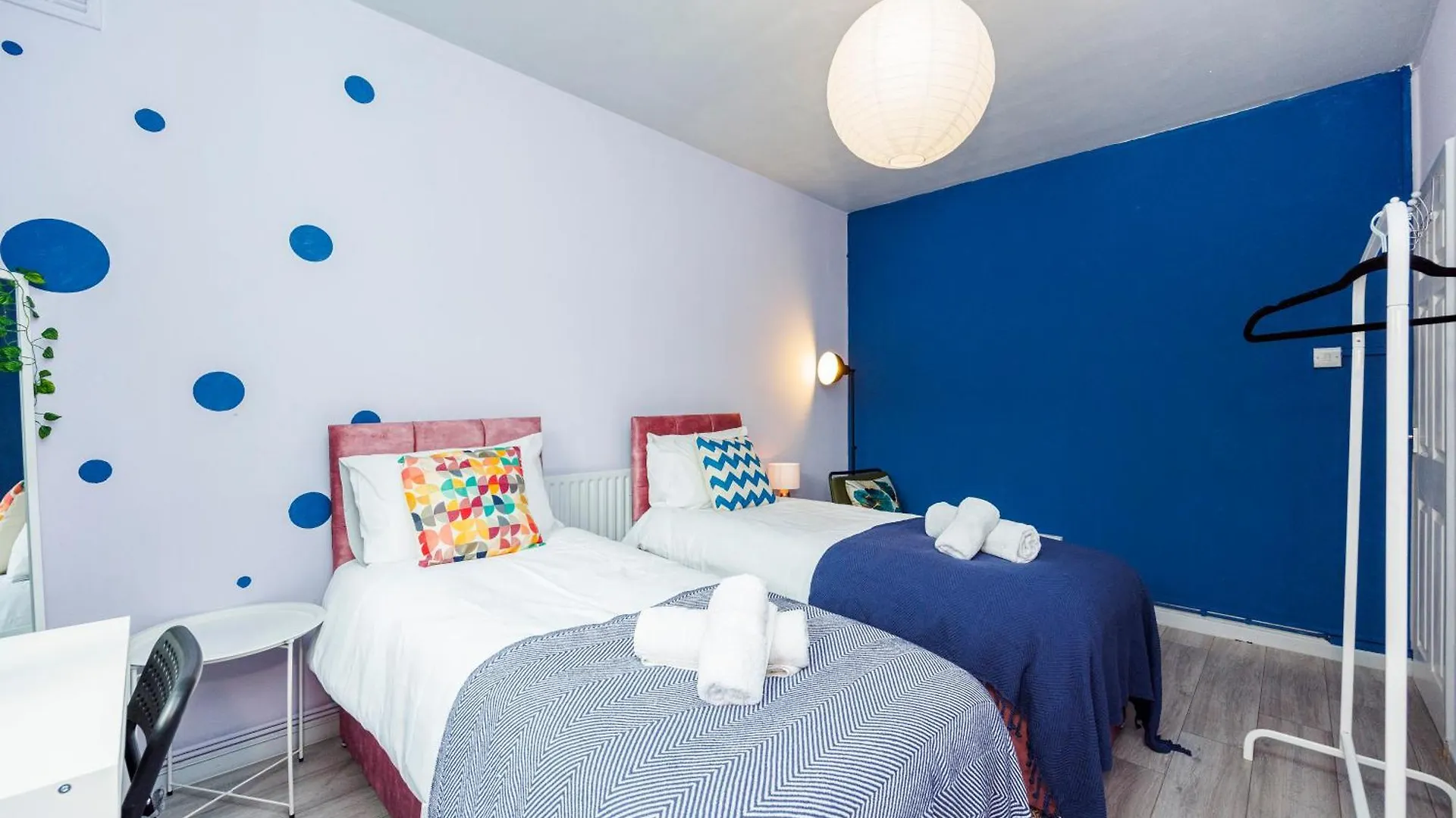 Spacious 2-Bedroom Apartment With Terrace, Garden Views & Free Wifi Near Olympic Stadium Λονδίνο